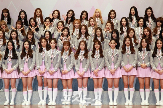 지난해 초 방송돼 '아이돌 오디션 프로그램'의 붐을 일으킨 Mnet '프로듀스 101' 출연진. 이 연구원은 '프로듀스 101'을 예로 들어 "미디어 속에서 재현되는 극한의 서바이벌 프로그램이 가진 미학은 현실적 고통은 거세된 채 끊임없이 변형된 형태로 대중에게 경쟁담론을 각인시킨다"며 "시간이 지날수록 미디어의 서바이벌은 더욱 혹독하고 경쟁심화된 방식으로 재현되고 있으며, 이러한 대중적 담론은 대학을 선택한 20대가 아닌 아이돌 준비를 선택한 10대부터 경쟁적 현실을 학습하도록 만든다"고 말했다. (사진=윤창원 기자)