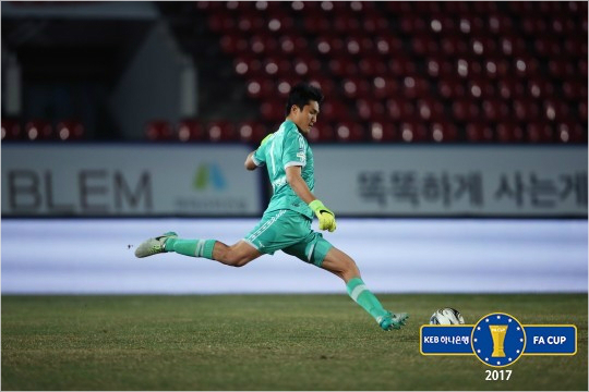 성남 골키퍼 김동준은 발목 부상으로 2017 동아시아축구연맹(EAFF) E-1 챔피언십 출전이 불가능한 김승규를 대신해 축구대표팀에 발탁됐다.(사진=대한축구협회 제공)