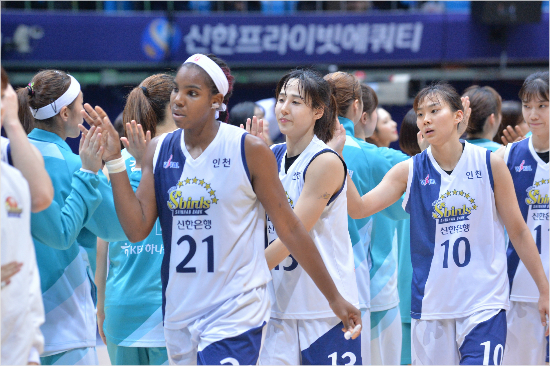 2연승을 달린 신한은행. (사진=WKBL 제공)