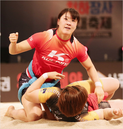 '이겼다' 임수정이 25일 여자천하장사 결승에서 이다현을 누른 뒤 주먹을 불끈 쥐어보이고 있다.(나주=대한씨름협회)