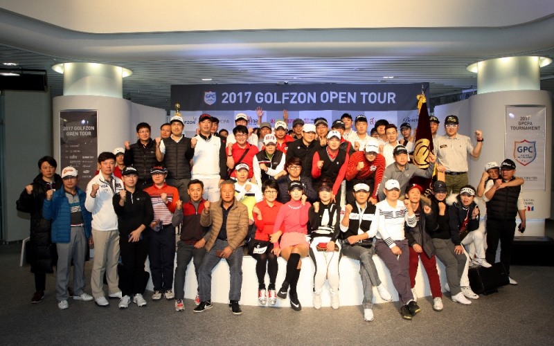 (사)GPC 대중골프협회가 개최한 오픈투어 19차 메이저 결선이 26일 대전 골프존 조이마루에서 열렸다. 대회 시작 전 참가자들이 모여 기념사진을 찍는 모습. 사진_김상민 기자(대전)