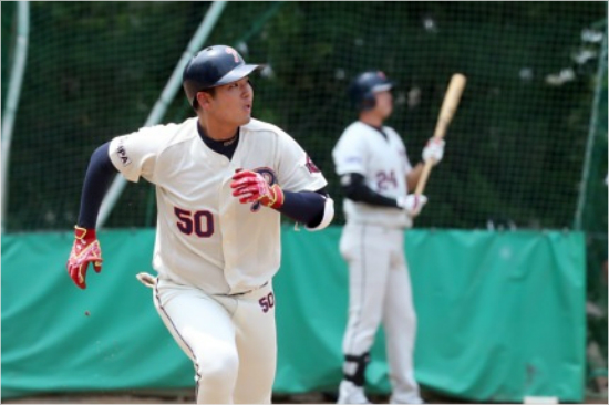 베테랑 내야수 정성훈의 방출로 본의 아니게 더 주목을 받고 있는 LG 차세대 거포 윤대영. 사진은 경찰 야구단 복무 당시 경기 모습.(자료사진=KBO)