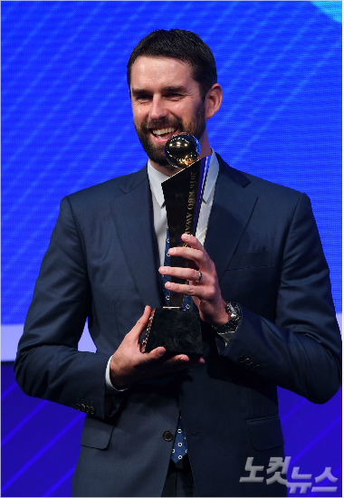 '2016 타이어뱅크 KBO 리그' 시상식에서 MVP를 수상한 두산 니퍼트가 트로피와 함께 포즈를 취한 모습.(사진=이한형 기자)