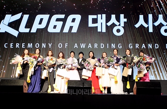 김지영2,김지현,김혜선2,박민지,박보미2,박신영,이다연,이정은6,이지현2,지한솔이 위너스 클럽에 오르며 밝게 웃고 있다. 사진=마니아리포트 DB