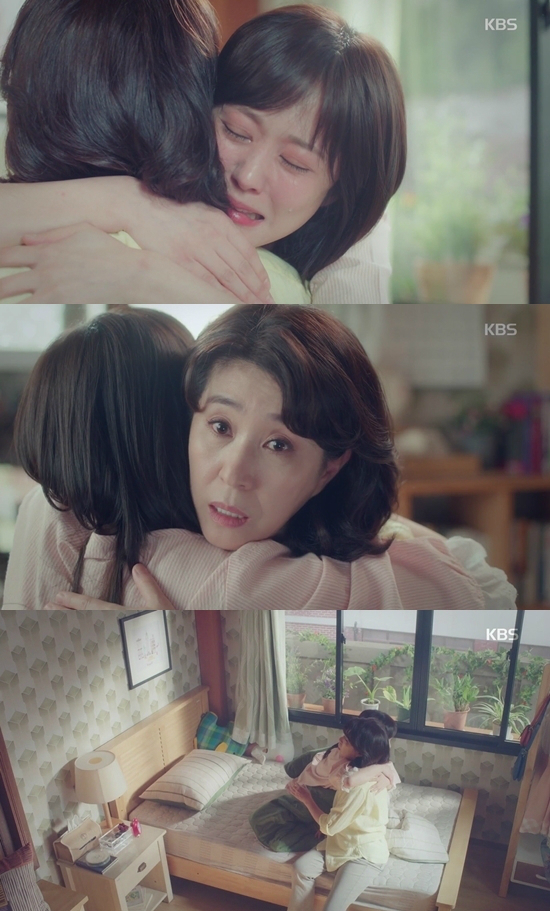 하루아침에 1999년으로 돌아가게 된 진주는 엄마를 보자마자 대성통곡을 한다. (사진='고백부부' 캡처)