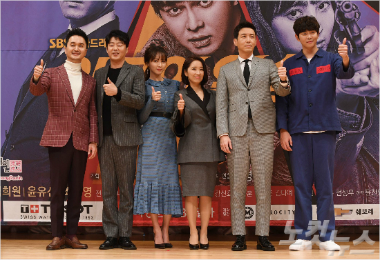 27일 오후 서울 목동 SBS 사옥에서 열린 월화드라마 ‘의문의 일승’ 제작발표회에 참석한 배우들이 포즈를 취하고 있다. 왼쪽부터 장현성, 김희원, 정혜성, 윤유선, 최원영, 윤균상. (사진=황진환 기자/자료사진)