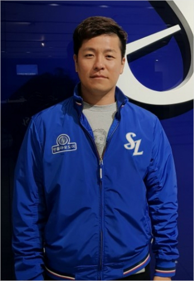 지진 피해를 입은 경북 포항시를 위해 1억 원의 성금을 쾌척하는 포수 강민호.(사진=삼성)