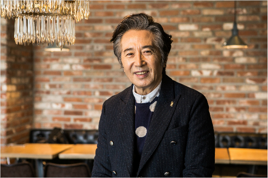 영화 '반드시 잡는다'에서 연쇄살인범을 쫓는 동네 터줏대감 노인 심덕수 역을 연기한 배우 백윤식. (사진=NEW 제공)