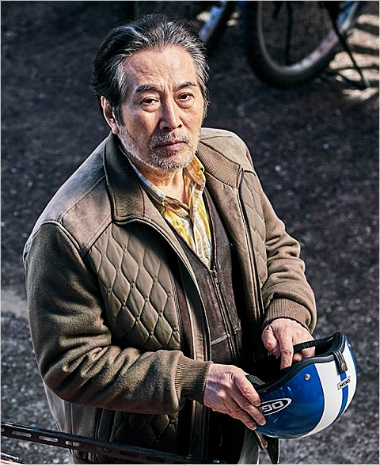 영화 '반드시 잡는다'에서 연쇄살인범을 쫓는 동네 터줏대감 노인 심덕수 역을 연기한 배우 백윤식. (사진=NEW 제공)