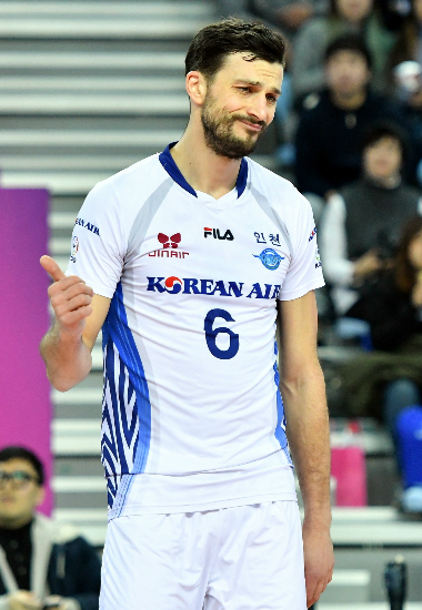 '이 정도는 문제없어!' 대한항공의 가스파리니가 28일 인천 계양체육관에서 열린 '도드람 2017-2018 V-리그' 남자부 2라운드 현대캐피탈과 경기에서 엄지를 추켜세우고 오묘한 표정을 짓고 있다. (사진=대한배구연맹 제공)