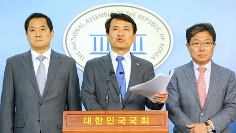 왼쪽부터 박대출, 김진태, 윤상직 의원(사진=뉴시스)