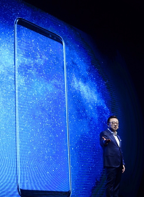 지난 4월 지문, 홍채, 안면 생체정보 인식 센서를 탑재한 삼성전자 갤럭시S8 미디어데이 행사 모습. 고동진 삼성전자 사장이 인사말을 하고 있다. (사진=newsis)