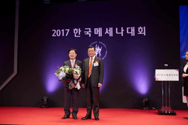 28일 서울 웨스틴조선호텔에서 개최된 2017한국메세나대회에서 창의상을 수상한 한국남동발전 임직원들이 기념촬영을 하고 있다.(사진=한국남동발전)