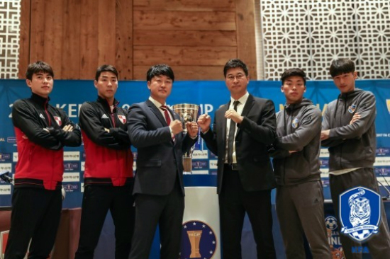 '우승 트로피를 품을 팀은?' '2017 KEB하나은행 FA컵' 결승 1차전을 하루 앞둔 28일 파크하얏트부산에서 결승전에 나서는 부산 아이파크와 울산 현대의 미디어데이가 열렸다. (왼쪽부터) 부산 임상협, 이정협, 이승엽 감독대행, 김도훈 감독, 이종호, 강민수. (사진=대한축구협회 제공)