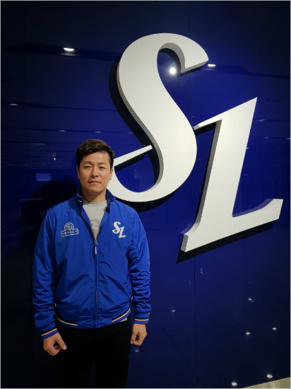 롯데 출신 포수 강민호가 지난 21일 삼성과 계약을 맺은 뒤 구단복을 입고 포즈를 취한 모습.(사진=삼성)