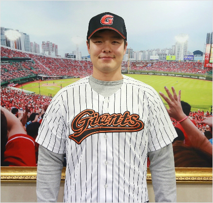 '강민호가 가지 않았다면?' 두산 출신 외야수 민병헌이 28일 롯데와 계약을 맺은 뒤 유니폼과 모자를 착용하고 포즈를 취한 모습.(사진=롯데)