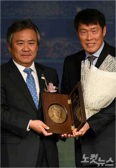 대한민국 스포츠영웅으로 헌액된 차범근(왼쪽)과 이기흥 대한체육회장. (박종민 기자)