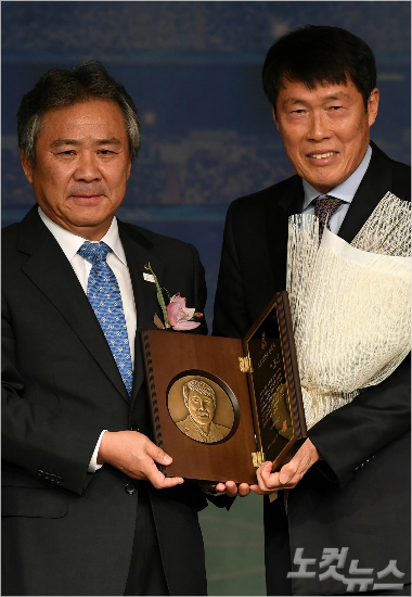 2017 대한민국 스포츠영웅으로 헌액된 차범근(왼쪽)과 시상자인 이기흥 대한체육회장. (박종민 기자)