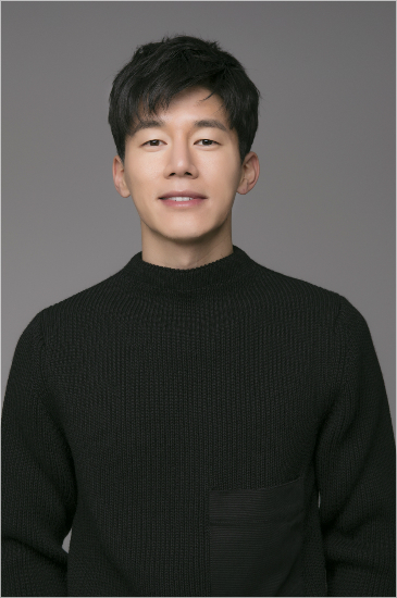 영화 '기억의 밤'에서 납치당했다가 돌아온 후 달라진 형 진석을 연기한 배우 김무열. (사진=메가박스(주)플러스엠, 키위컴퍼니 제공)