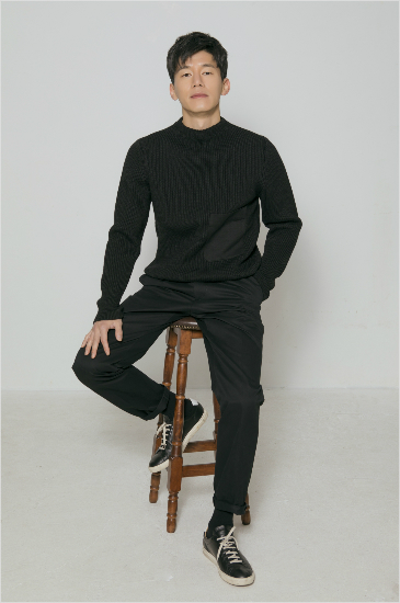 영화 '기억의 밤'에서 납치당했다가 돌아온 후 달라진 형 진석을 연기한 배우 김무열. (사진=메가박스(주)플러스엠, 키위컴퍼니 제공)