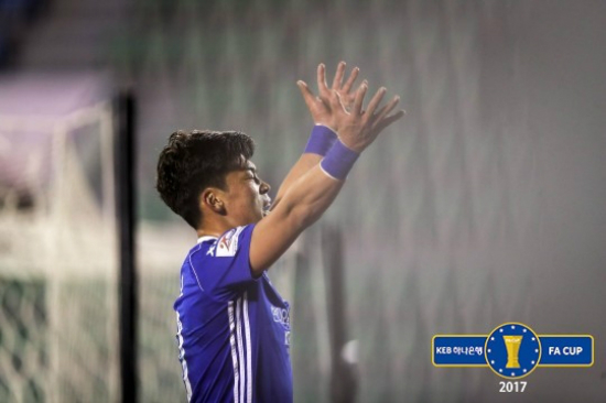 울산 현대 공격수 이종호가 29일 부산구덕운동장에서 열린 '2017 KEB하나은행 FA컵' 결승 1차전에서 후반 11분 득점을 터트린 뒤 세리머니를 하고 있다. (사진=대한축구연맹 제공)