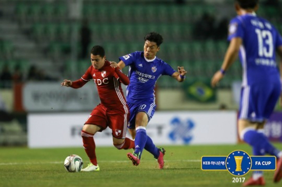'어딜 도망가!' 울산 현대 이종호가 29일 부산구덕운동장에서 열린 부산 아이파크와 '2017 KEB하나은행 FA컵' 결승 1차전에서 부산의 호물로의 돌파를 저지하고 있다. (사진=대한축구연맹 제공)