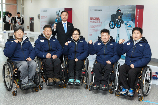 최소 1년 이상의 치열한 선발 경쟁을 통해 가려진 한국 휠체어 컬링의 '어벤저스' 5인조는 2018 평창 동계패럴림픽에서 메달을 노린다.(사진=대한장애인체육회 제공)