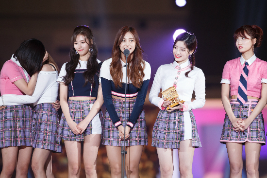 '인기 절정' 트와이스, 2년 연속 대상 품다