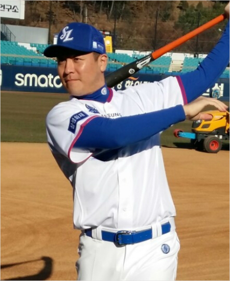 '롯데의, 아니 삼성맨 강민호의 스윙' 롯데를 떠나 삼성으로 이적한 포수 강민호가 30일 공식 입단식을 마치고 유니폼으로 갈아입은 뒤 그라운드로 나와 스윙 포즈를 취하고 있다.(대구=노컷뉴스)