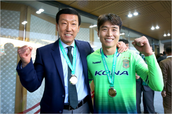 최강희 감독(왼쪽)과 이동국. (사진=전북 현대 제공)