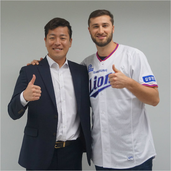 30일 삼성과 계약을 맺은 팀 아델만(오른쪽)이 강민호와 함께 포즈를 취하고 있다.(대구=삼성)