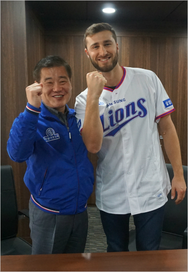 30일 삼성과 105만 달러에 계약한 팀 아델만(오른쪽)이 김동환 삼성 구단 대표와 파이팅을 다짐하고 있다.(대구=삼성)