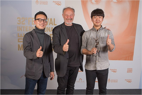 (가장 오른쪽) 제32회 마르델플라타국제영화제에서는 최우수각본상을 수상한 김대환 감독. (사진=인디플러그 제공)