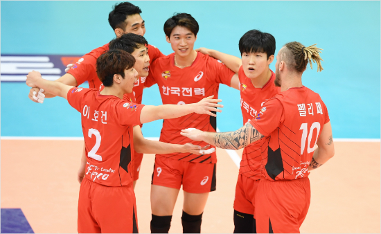 한국전력 신인 김인혁(가운데)은 서재덕의 부상 공백을 완벽에 가깝게 대체하며 4연패 뒤 2연승에 힘을 보탰다. 신인 세터 이호건(왼쪽) 역시 김철수 감독의 세터 고민을 덜고 있다.(사진=한국배구연맹 제공)