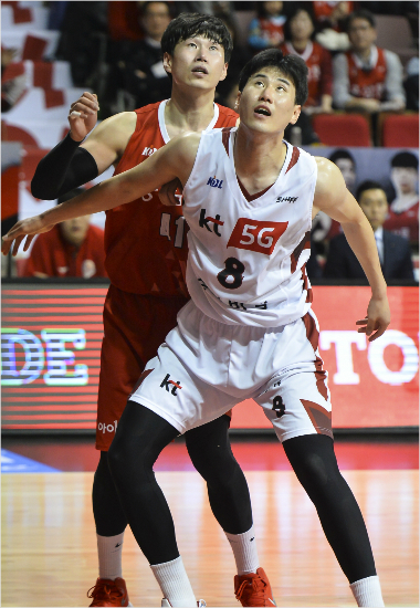 KGC 선후배에서 적으로 만난 오세근(뒤)과 김민욱. (사진=KBL 제공)