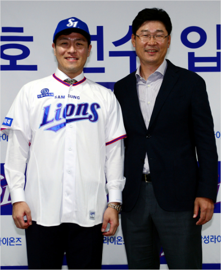 '네 역할이 크다' 지난 21일 삼성과 4년 80억 원에 게약한 강민호(왼쪽)가 11월 30일 공식 입단식에서 김한수 감독과 포즈를 취한 모습.(대구=삼성)