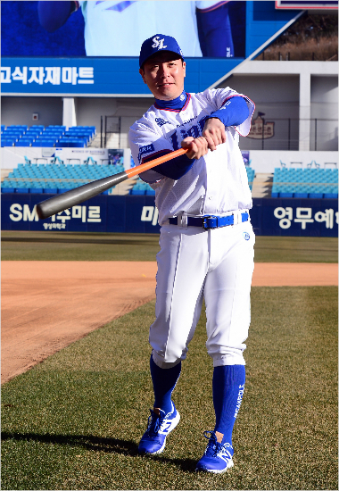 '한 빠따 합니다' 삼성맨이 된 강민호가 11월 30일 입단식을 마치고 홈 구장 그라운드에서 배팅 시범을 보이고 있다.(대구=삼성)