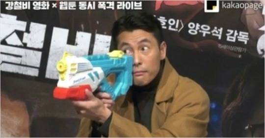 이명박 전 대통령의 사격 자세를 흉내내고 있는 배우 정우성. (사진=인터넷 방송 캡처)