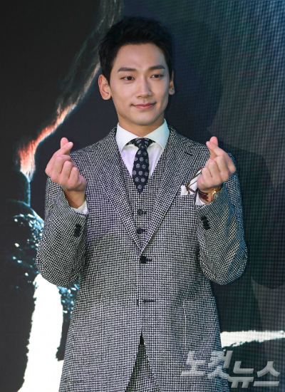 가수 비가 1일 오후 서울 용산구 서울드래곤시티에서 열린 미니앨범 'MY LIFE愛' 발매 기자회견에 참석해 포즈를 취하고 있다. (사진=이한형 기자)