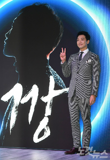가수 비가 1일 오후 서울 용산구 서울드래곤시티에서 열린 미니앨범 'MY LIFE愛' 발매 기자회견에 참석해 포즈를 취하고 있다. (사진=이한형 기자)