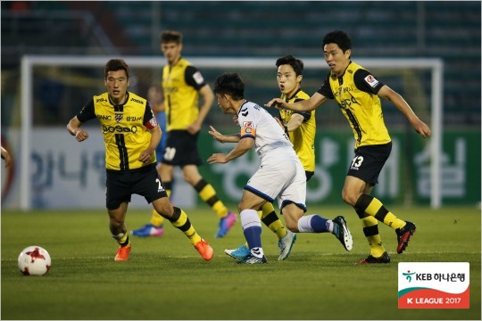 현역 생활이 막바지에 접어든 전남 드래곤즈 소속 베테랑 최효진(왼쪽)과 현영민(오른쪽)은 심판 강습회에 참여해 새로운 도전을 준비한다.(사진=한국프로축구연맹 제공)