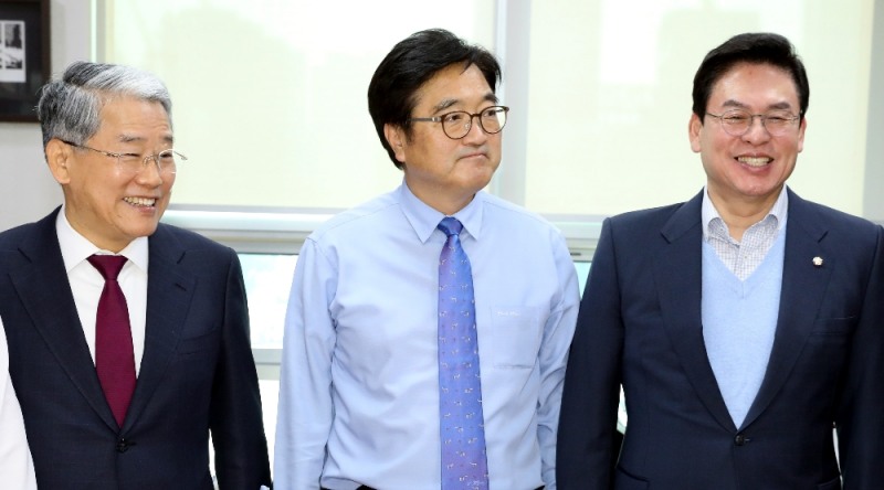 2018년도 예산안 처리 법정시한 마지막 날인 2일 서울 영등포구 여의도 국회 의원회관 우원식 더불어민주당 원내대표실에서 진행된 2018예산안 관련 원내교섭단체 원내대표와 정책위의장 회동에서 3당 원내대표들이 나란히 서 있다. 왼쪽부터 김동철 국민의당 원내대표, 우원식 더불어민주당 원내대표, 정우택 자유한국당 원내대표. (사진=뉴시스)