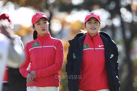 [포토] 밝은 미소로 홀아웃하는 오지현과 김지현