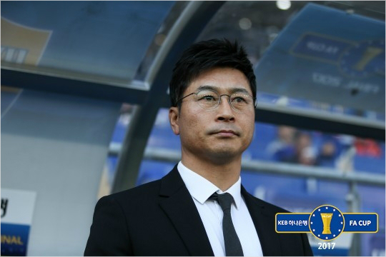 김도훈 감독은 울산 현대 창단 후 처음으로 FA컵 우승을 선사하며 2018년 아시아축구연맹(AFC) 챔피언스리그 출전권도 가져왔다.(사진=대한축구협회 제공)