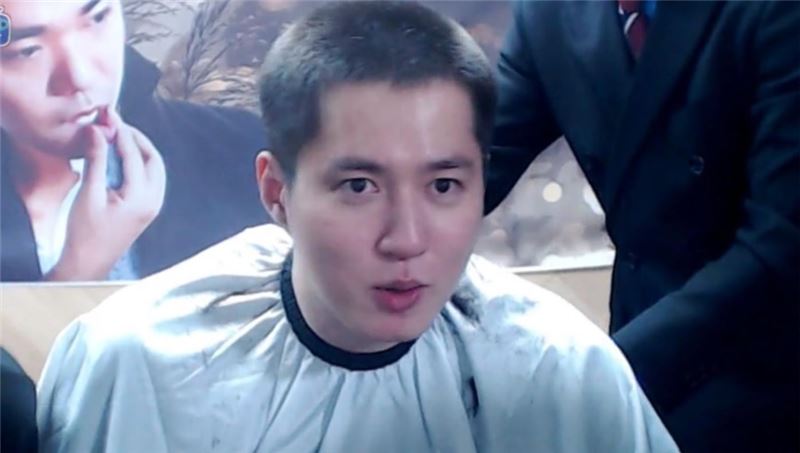 염보성의 개인 방송을 통해 머리카락을 짧게 자른 모습이 공개된 김택용.