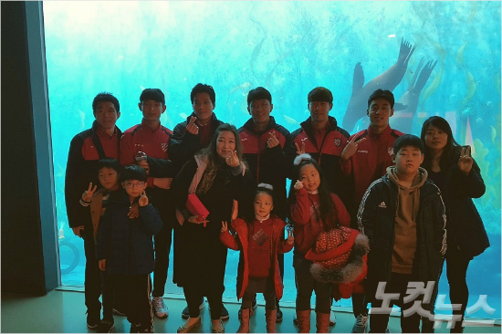 전남 드래곤즈가 팬 미팅을 하며 기념사진을 촬영했다(사진=전남 드래곤즈)