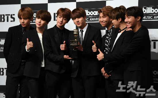 방탄소년단이 '2017 빌보드 뮤직 어워드' '톱 소셜 아티스트' 부문 수상 기념 기자간담회 전 포토타임을 갖고 있다. (자료사진/황진환 기자)