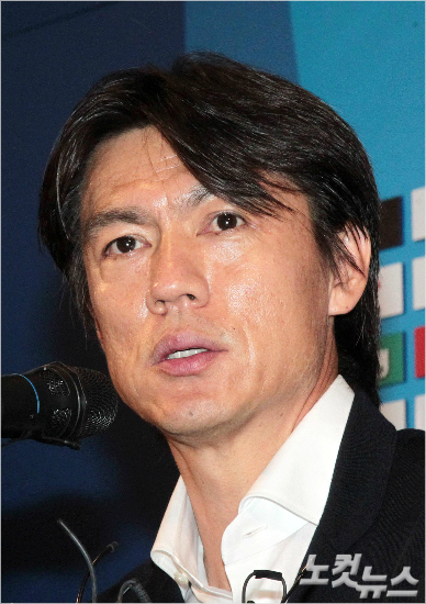 홍명보 대한축구협회 전무는 2002년 한일월드컵 이후 16년째 자신의 이름을 내건 장학사업을 통해 많은 유소년 축구선수의 꿈을 지원하고 있다. 박종민기자