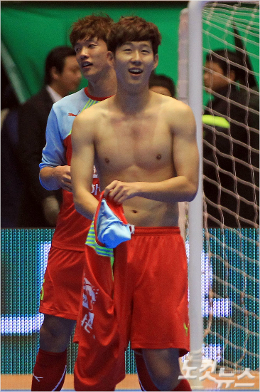 올해로 15번째 대회를 맞이하는 홍명보장학재단의 자선축구는 종전 2개 팀의 익살스러운 경쟁 체제에서 벗어나 3개 팀의 치열한 실전 경쟁으로 대회 방식의 변화를 줬다. 사진은 지난 2013년 열린 자선축구에 참여한 손흥민의 세리머니 모습. 윤창원기자