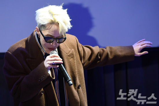 가수 자이언티가 4일 오후 서울 CGV 청담씨네시티에서 열린 싱글 '눈' 발표 쇼케이스에서 열창하고 있다. 이번 신곡에는 가수 이문세가 콜라보 파트너로 참여했다. (사진=박종민 기자)
